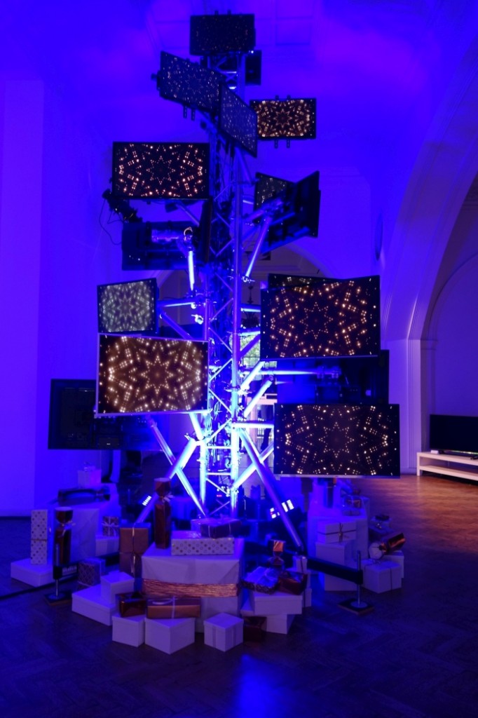 christmas-tree-made-of-screens